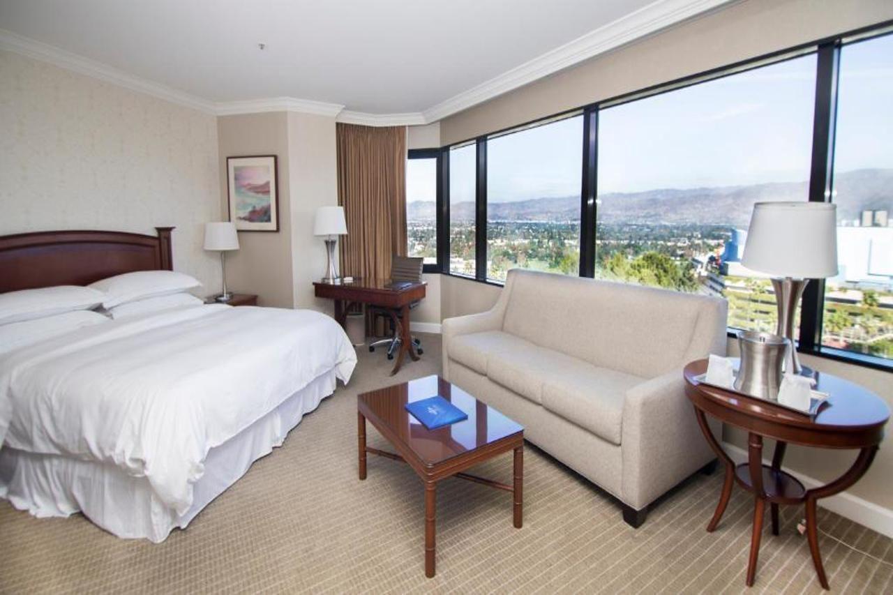 ホテル ヒルトン ロサンゼルス ユニバーサル シティー エクステリア 写真